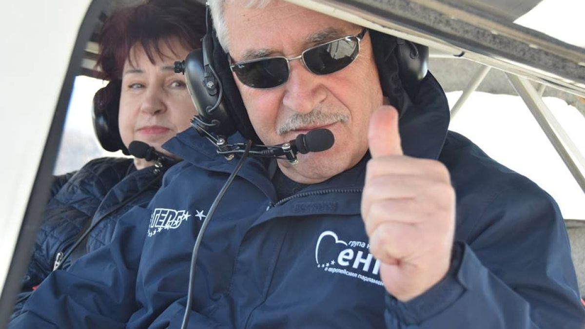 Красимир Велчев скри шапката на всички! Кандидат-депутатът дойде на среща с избиратели с... (СНИМКИ)