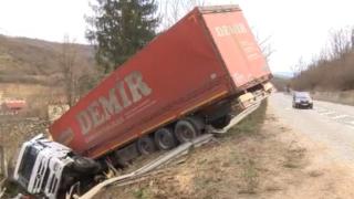 Тираджия с над два промила влезе в канавка, оцеля по чудо (СНИМКА)