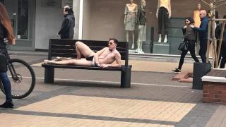 Млад мъж се съблече гол и се просна на пейка на пейка в центъра на София (СНИМКА)