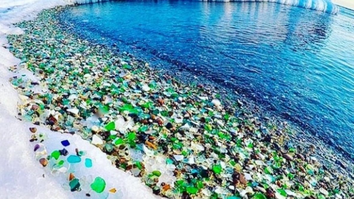 Този прекрасен плаж в Русия е направен от бутилки водка? (СНИМКИ)