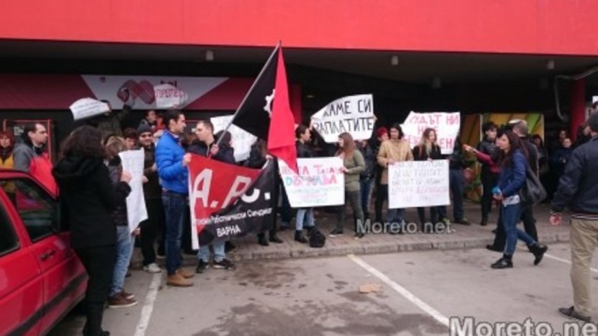 Протестите срещу "Пикадили" се разрастват, служители настояват още днес да получат заплатите си! (СНИМКИ)
