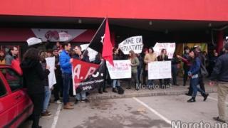 Протестите срещу "Пикадили" се разрастват, служители настояват още днес да получат заплатите си! (СНИМКИ)