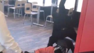 Служител на заведение към невъзпитан клиент: Ще те убия, бе! (ВИДЕО)