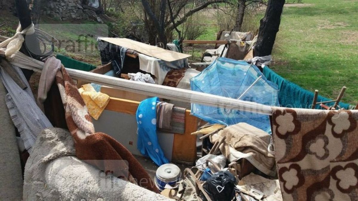 Драма! Експолицай загуби две жилища, барикадира се в парк и заплашва с убийства (СНИМКИ)