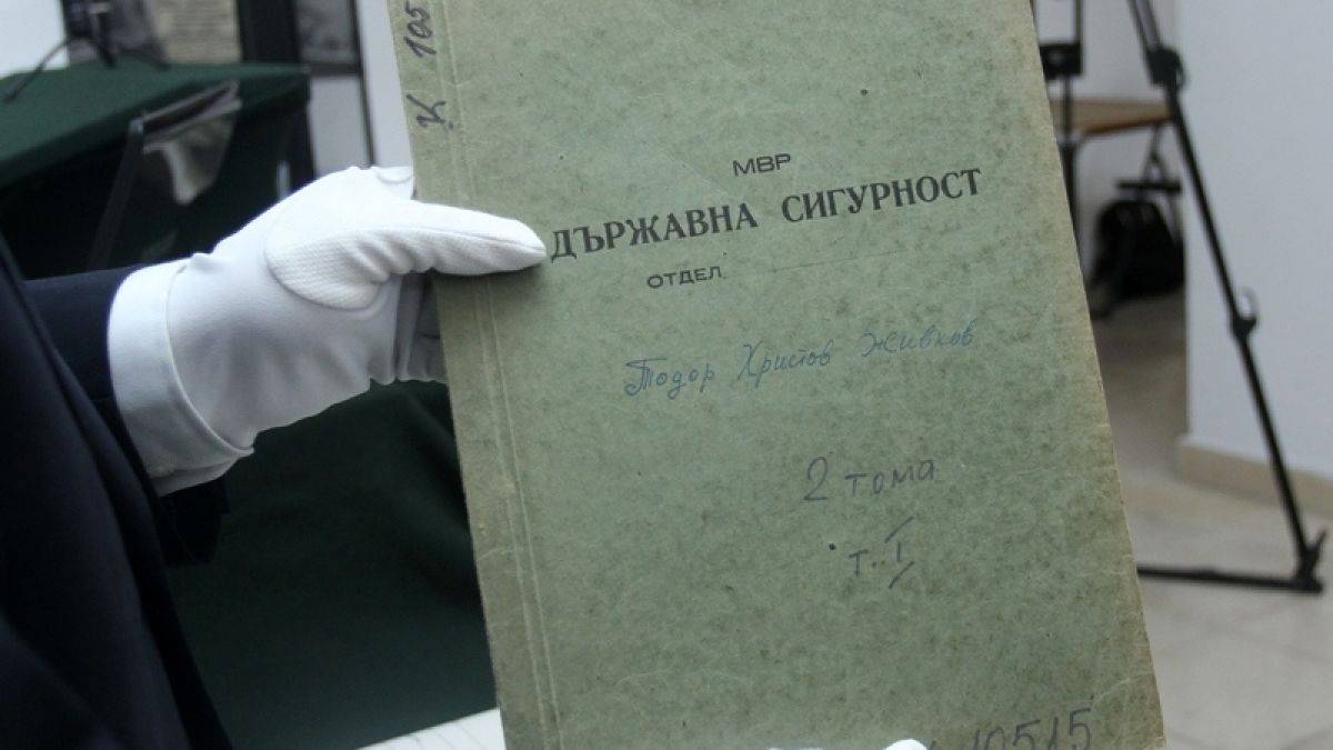Изплуваха страшни истини от времето на комунизма: ДС слухтяло около БГ музикантите! Вдигнало било мерника на... 