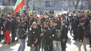 Пред Съдебната палата в Бургас почерня от хора, посрещнаха с аплодисменти бившия граничар Михаил Цонков