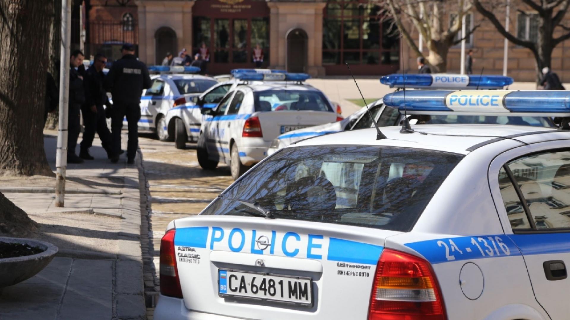 Извънредно! Масов бой в центъра на София, земеделци щурмуват министерство (СНИМКИ)