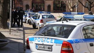 Извънредно! Масов бой в центъра на София, земеделци щурмуват министерство (СНИМКИ)