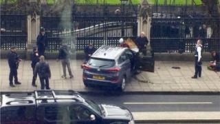 Ужас в Лондон: Британският парламент е под блокада! Лее се кръв! Има убити и много ранени? (СНИМКИ/ВИДЕО)