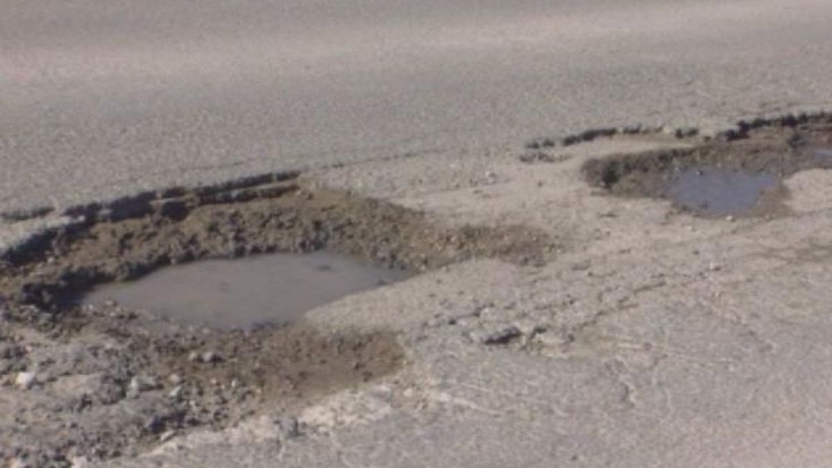 Огромни дупки зеят по основен булевард във Варна
