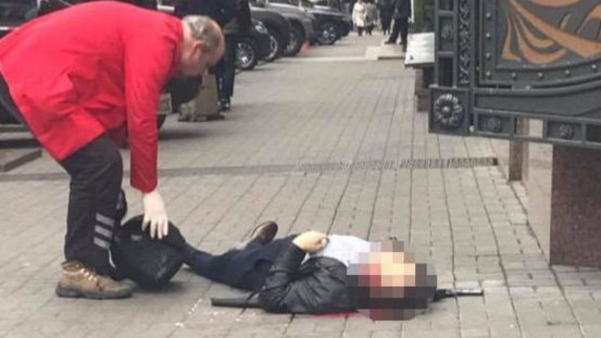 Първи СНИМКИ и ВИДЕО от разстрела на депутата Денис Вороненков - кръвта му се лее пред хотел в Киев (18+)