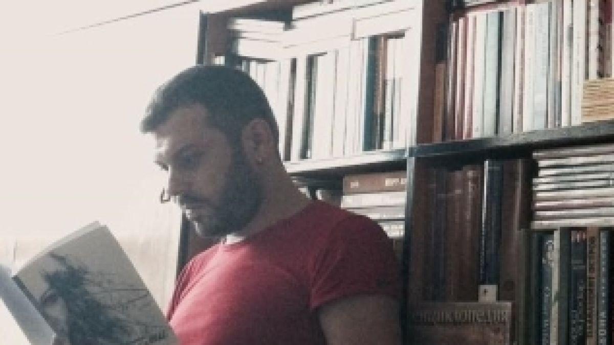 Когато тези мъже пишат за любовта във Фейсбук, всички четат (ВИДЕО)