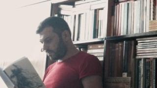 Когато тези мъже пишат за любовта във Фейсбук, всички четат (ВИДЕО)
