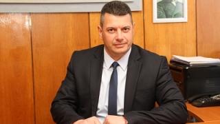 Голям скандал! Хванаха двама да хвърлят 5000 лева подкуп на кмета на Неделино