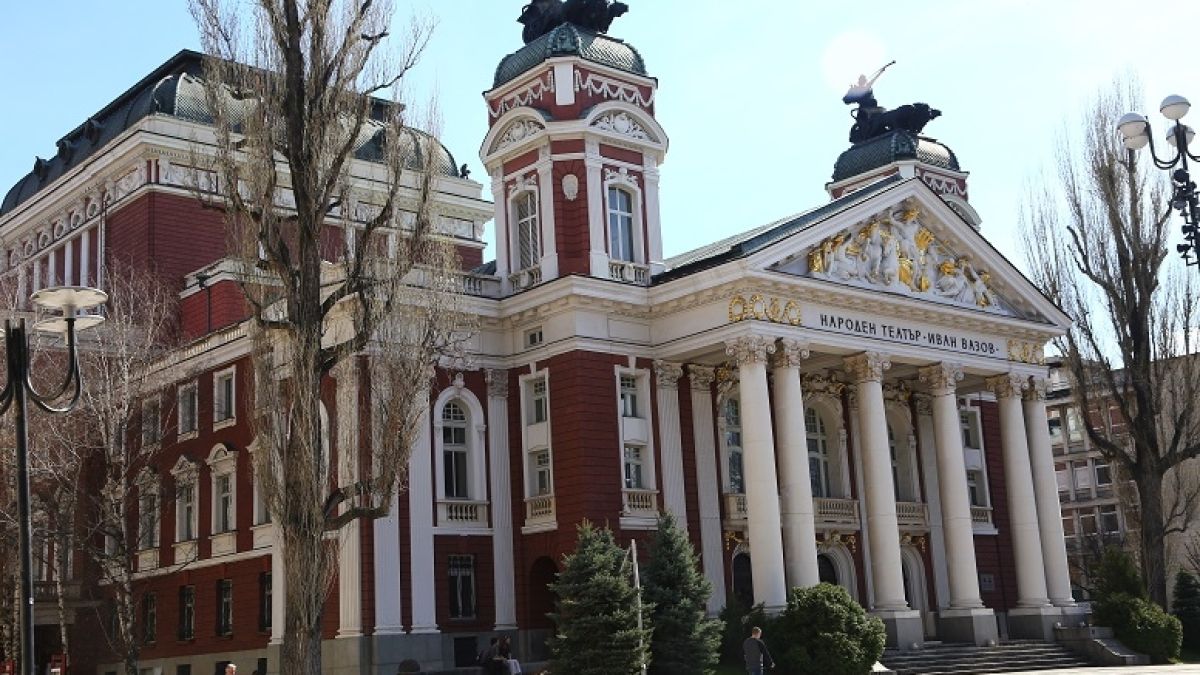 Народният театър потъна в скръб