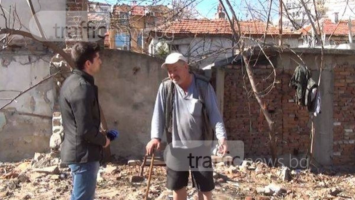 Изхвърлиха дрехите и кашоните на Краля на клошарите, той отказва да се мести (СНИМКА)