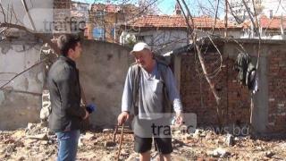 Изхвърлиха дрехите и кашоните на Краля на клошарите, той отказва да се мести (СНИМКА)