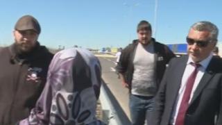 Патриоти в действие! Вижте как опълченците спират изборните туристи, тръгнали пеша през границата (ВИДЕО)      