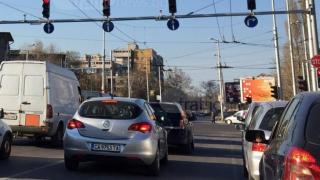 Камикадзе профуча на червено и за малко да убие пешеходец! (СНИМКИ)