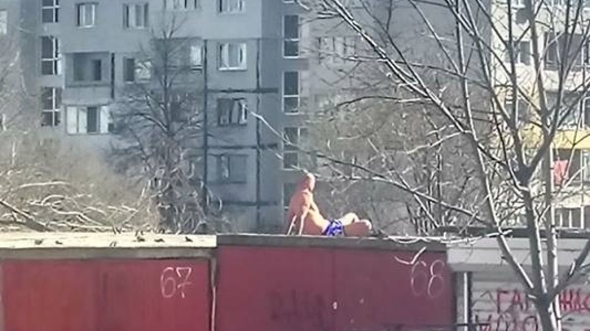 Само в БЛИЦ! Софийски батка вече посрещна лятото, ето къде се препича като змийче (СНИМКА)