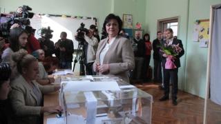 Корнелия Нинова пусна бюлетина и с усмивка призна за какво гласува! (СНИМКИ)