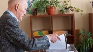 Симеон ІІ гласува приятно изненадан в ОУ "Цар Симеон I"