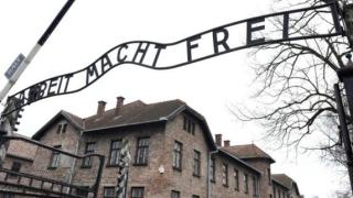 Демонстранти убиха овца насред Аушвиц и се съблякоха голи 