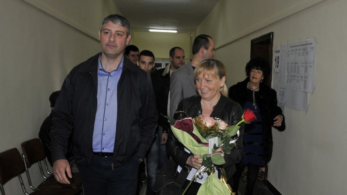 Елена Йончева гласува с роза в ръка 
