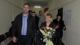Елена Йончева гласува с роза в ръка 