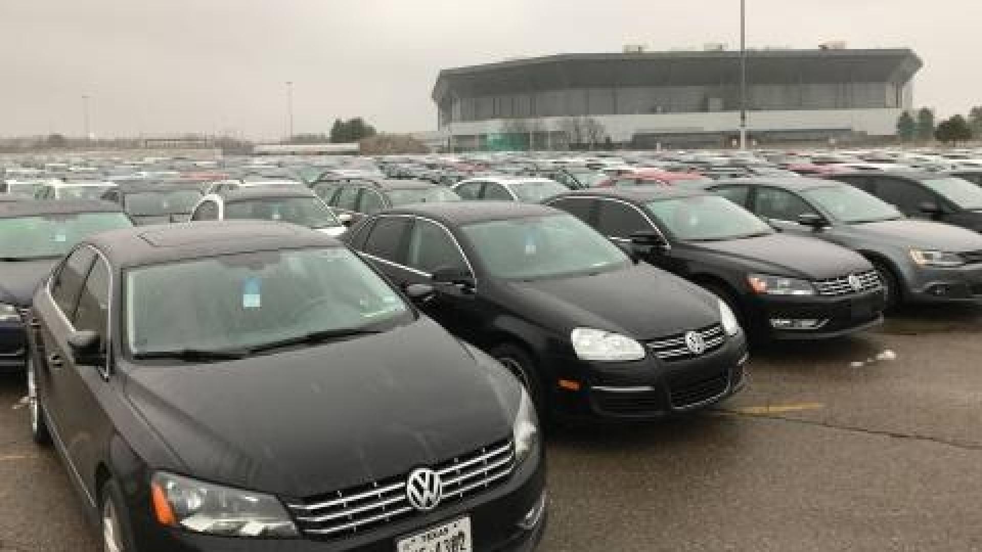 Къде, как и защо почти нови 120 000 дизелови VW-а гният под открито небе? (ВИДЕО)