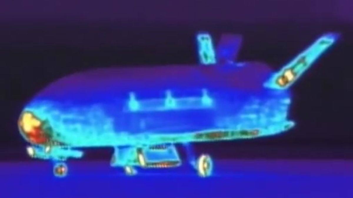  Space.com: Тайнственият космически самолет X-37B на САЩ е вече 675 дни в орбита, не се знае какво прави там (ВИДЕО)