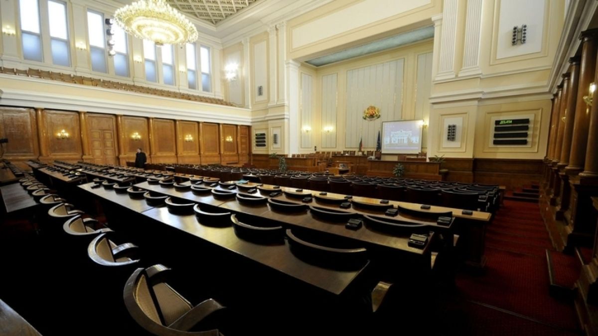 Над 4200 лева стартова заплата за депутатите в новия парламент и още 2 за покупка на облекло