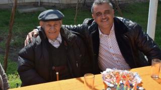 104-годишен столетник от Пловдивско сам отглежда лимонови дръвчета (СНИМКИ)