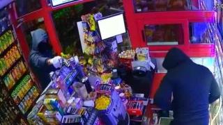 Маскирани бандюги опряха пистолет в главата на продавачка от Шумен и... (ВИДЕО)