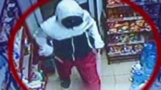 Бургазлията, изгонил въоръжен апаш от магазин, извадил нож, по-голям от неговия (СНИМКИ)