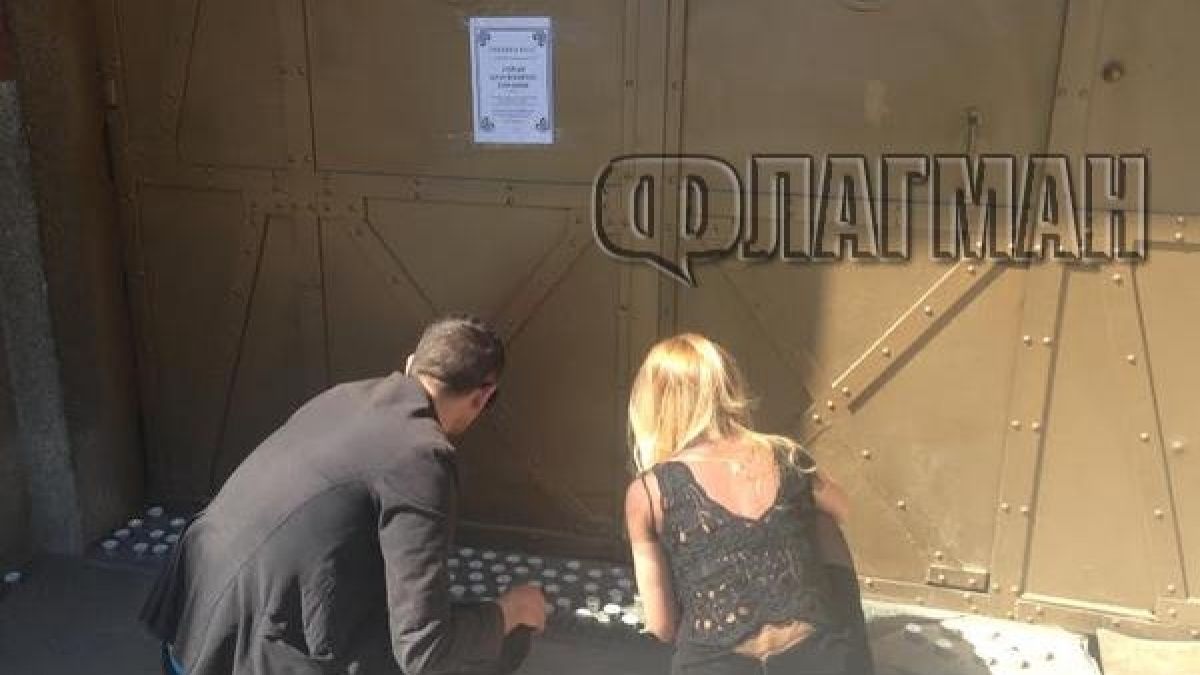 Близки на Горан отрупаха със свещи входа на бургаския затвор (СНИМКИ)