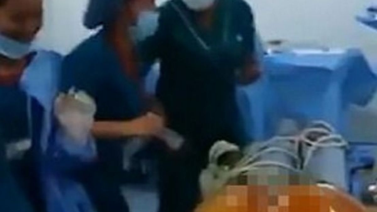 Хирурзи си спретнаха луд купон с танци около тялото на гол пациент в операционната (СКАНДАЛНО ВИДЕО 18+)