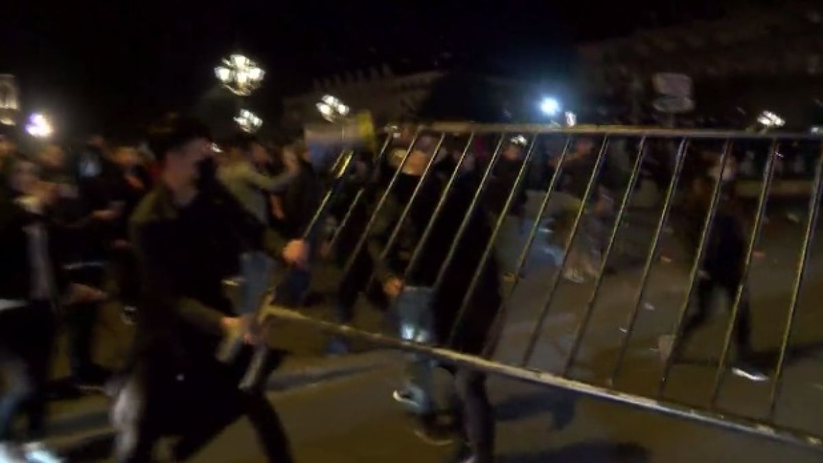 В Париж е страшно: Китайци громят трета нощ подред, полицията ги бие, Москва пита Запада защо си мълчи за насилието на властите (ВИДЕО)