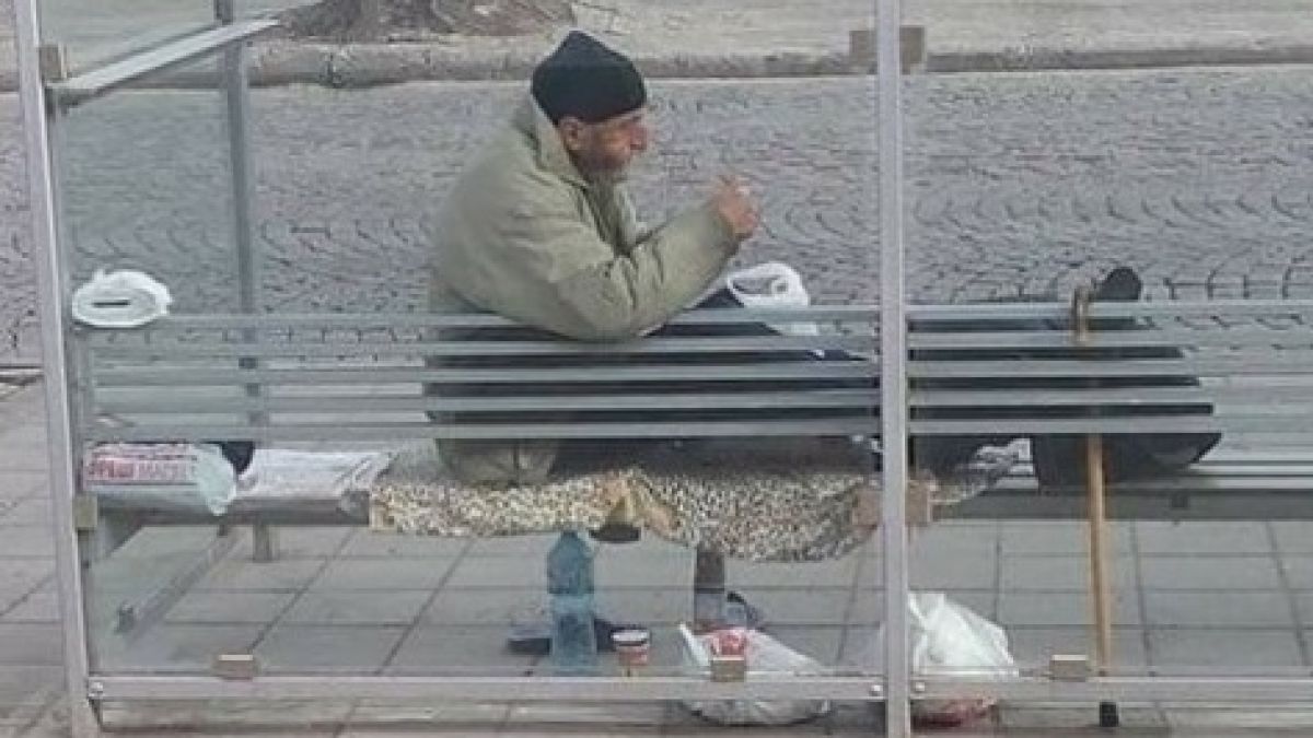 Пловдивчанин се опита да помогне на  този бездомник, но се случи нещо, от което остана като попарен