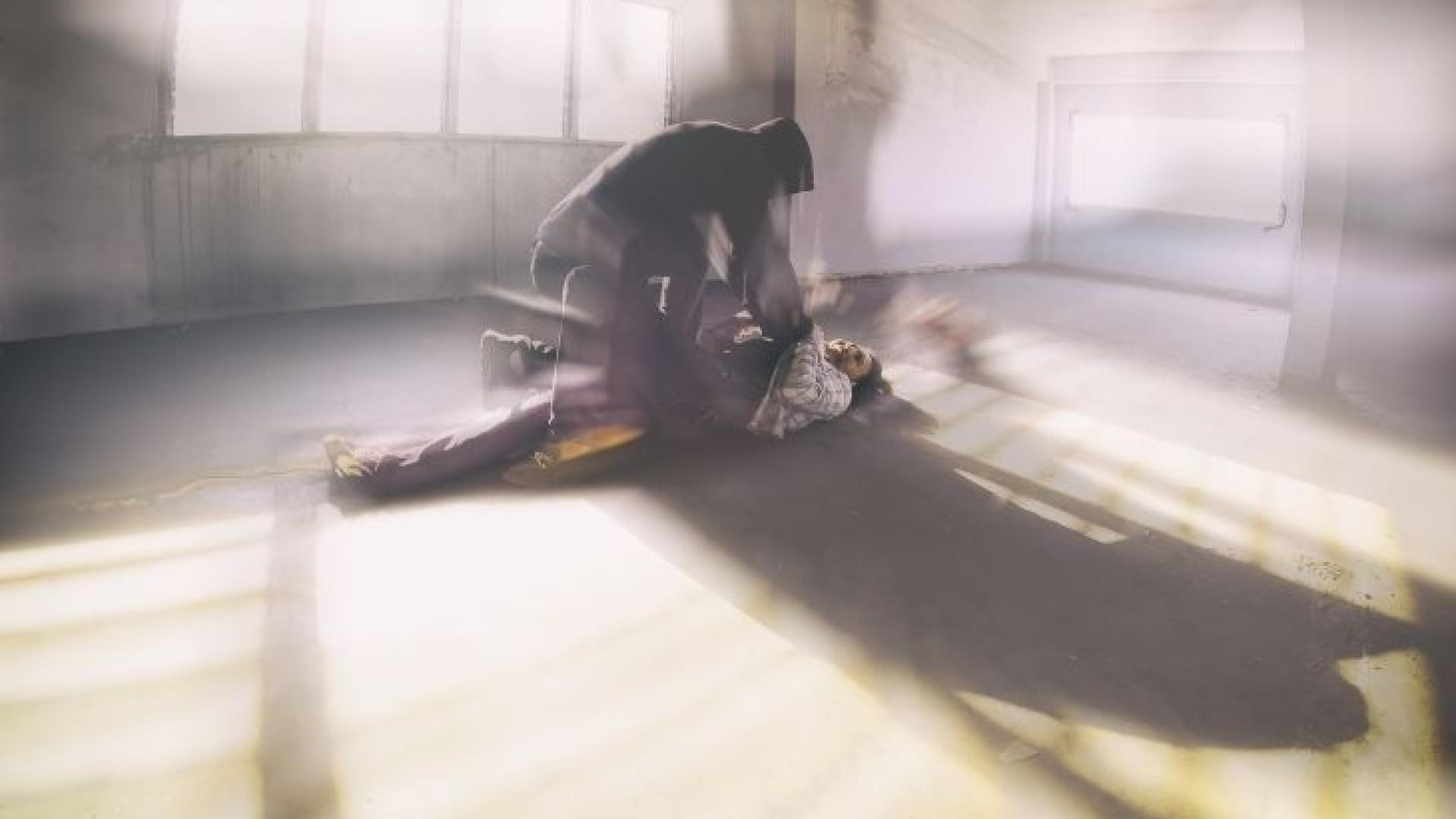 Двама ухажори си спретнаха як пердах заради 22-годишна дупничанка