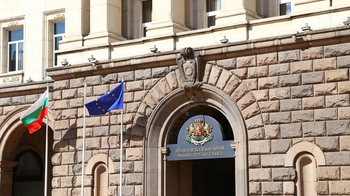 Държавата хвърля още един милион за анализ на администрацията