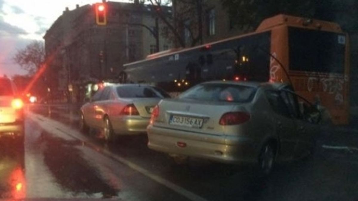 Първа СНИМКА на врязалия се в двор автобус в София
