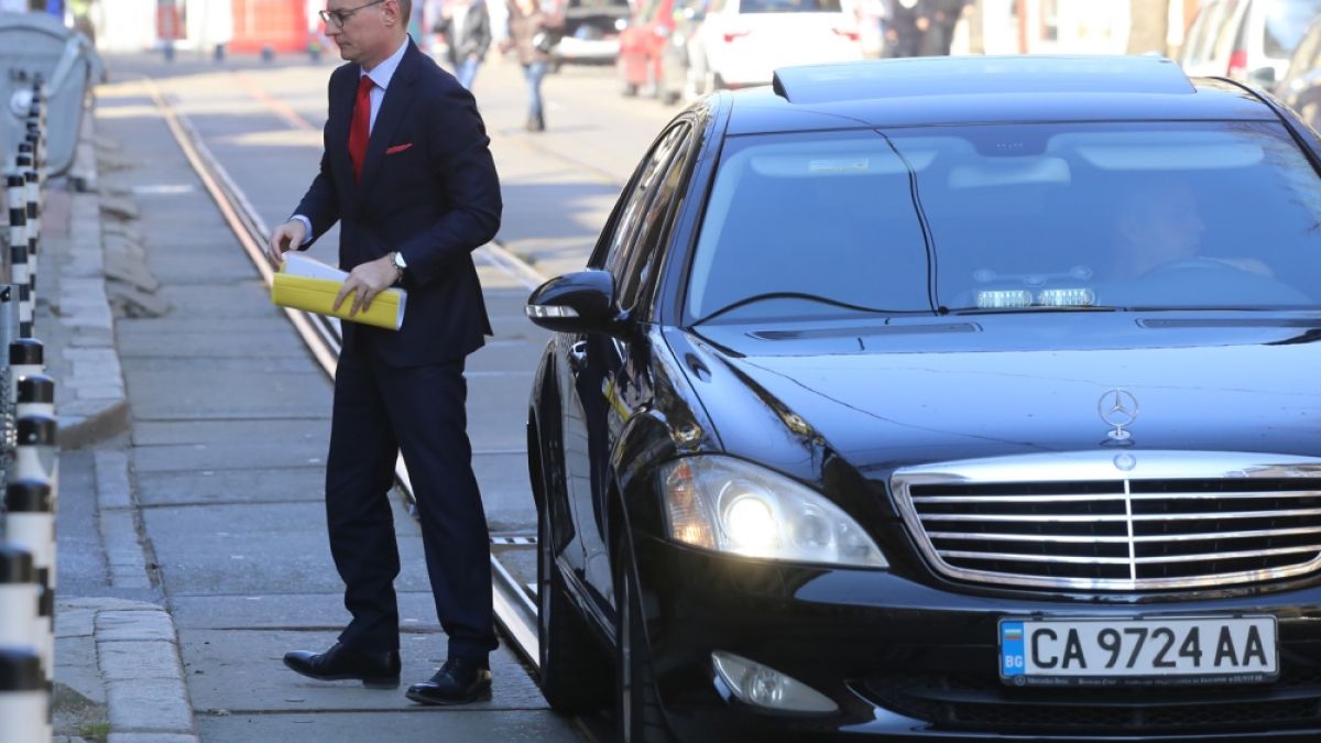 Лозан Панов харчи десетки хиляди за почивка на най-скъпия гръцки остров! Скандалният съдия засечен да гуляе на Миконос!