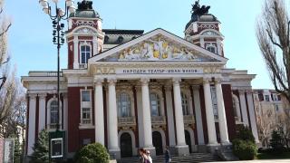 Екшън с паднало дърво пред Народния театър, има ранено момиче СНИМКИ