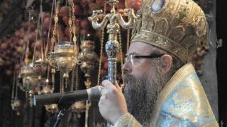 Раздават благословени ябълки на жени, молещи се за бебе, днес в Асеновград