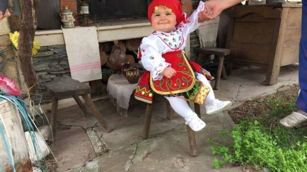 Снимките на това малко момиченце ще ви трогнат, родолюбива майка засрами всички с предизвикателството, което отправи (СНИМКИ)