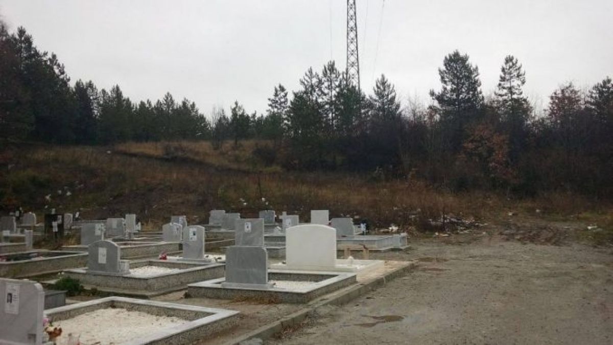Перничанка отиде на гробищата и се натъкна на нещо зловещо, от което й се изправиха косите (СНИМКИ 18+)