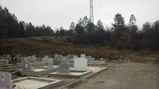 Перничанка отиде на гробищата и се натъкна на нещо зловещо, от което й се изправиха косите (СНИМКИ 18+)
