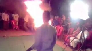 Ужасяващо ВИДЕО, индиец се самозапали на парти, причината ще ви смае (18+)