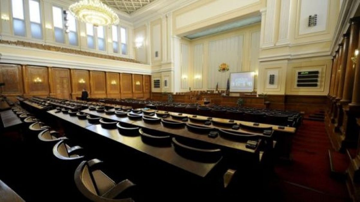Със заявления за отказ от депутатство партиите си пренареждат парламентарните групи